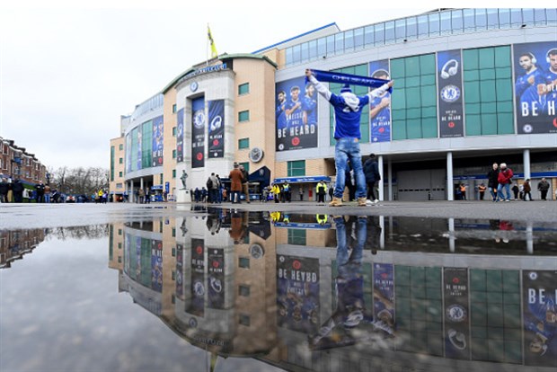 Mặc mưa, fan Chelsea sớm có mặt tại Stamford Bridge để chờ Arsenal