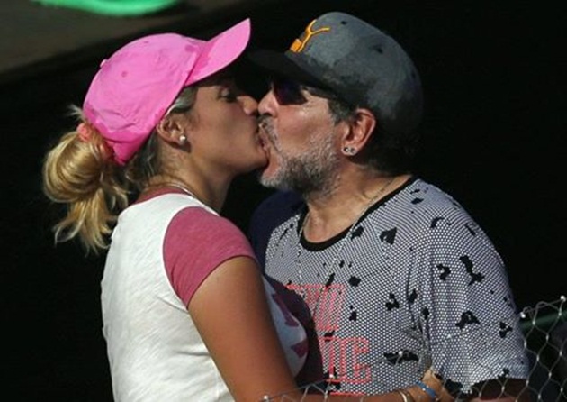 Ảnh bài viết Maradona gồng mình khi hôn bồ 9X