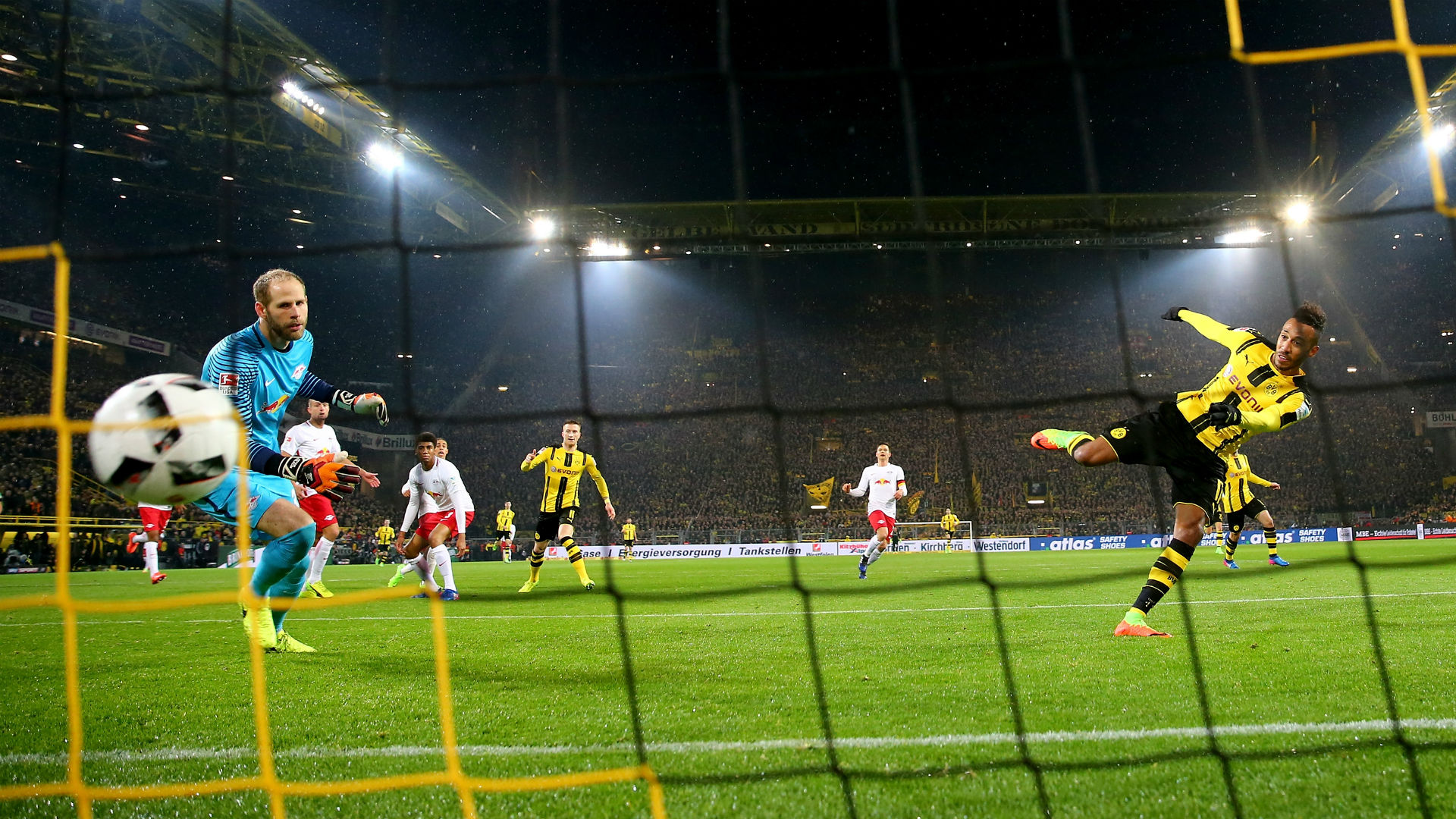 Pha dàn xếp tấn công đẳng cấp của Dortmund trước RB Leipzig