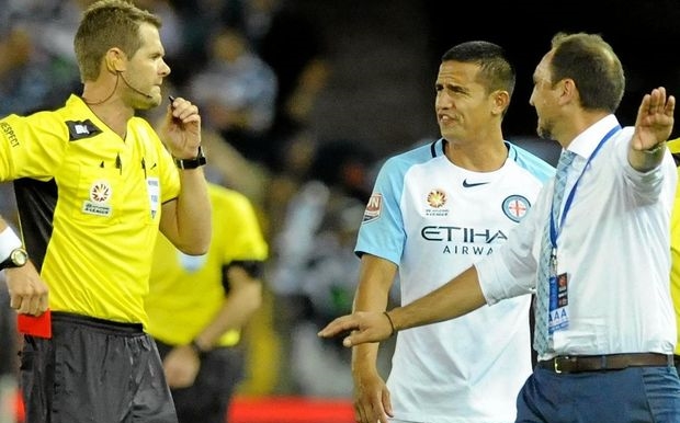 Tim Cahill 'ăn' thẻ đỏ hài hước tại quê nhà