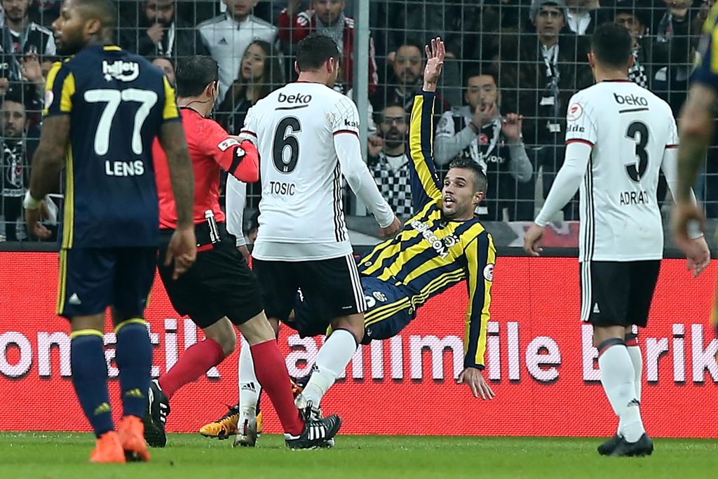 Ăn vạ thô thiển, Van Persie bị sao nhạc pop chửi thậm tệ