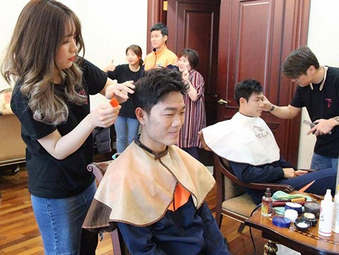 Xuân Trường để kiểu tóc 'bát úp' khiến fan bật cười