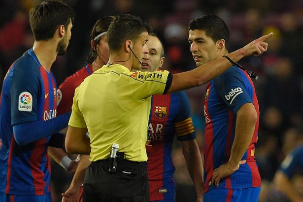 Barca giành quyền chơi trận chung kết trong trận cầu mưa thẻ đỏ
