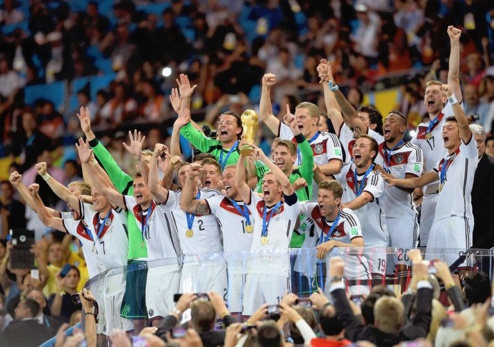 Ảnh bài viết Giải nghệ, Lahm được sánh với huyền thoại