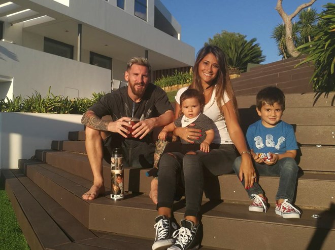 Messi mua nhà hàng xóm vì bị làm ồn