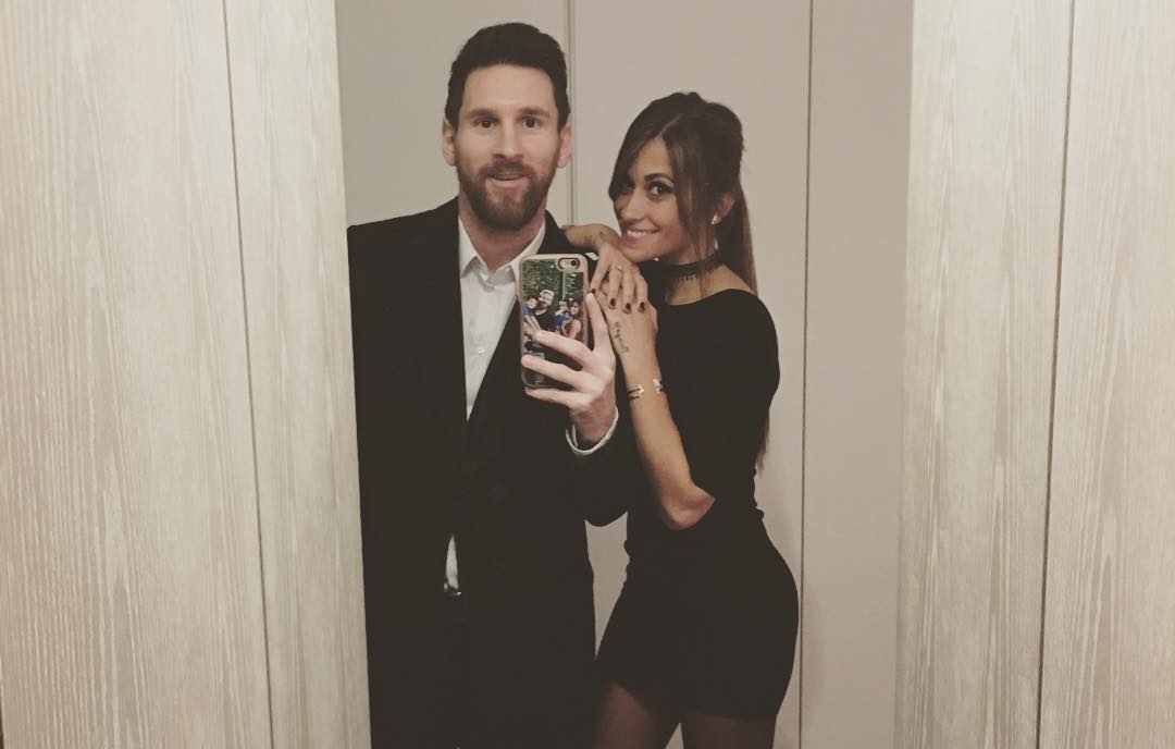 Messi và bạn gái mặc đồng phục đen đi ăn sinh nhật Neymar