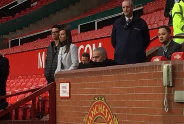 Mourinho mặt 'chù ụ' nhìn học trò quảng bá đồng hồ