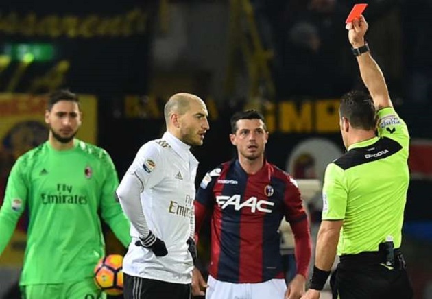 Nhận 2 thẻ đỏ, Milan vẫn thoát hiểm thần kì trước Bologna