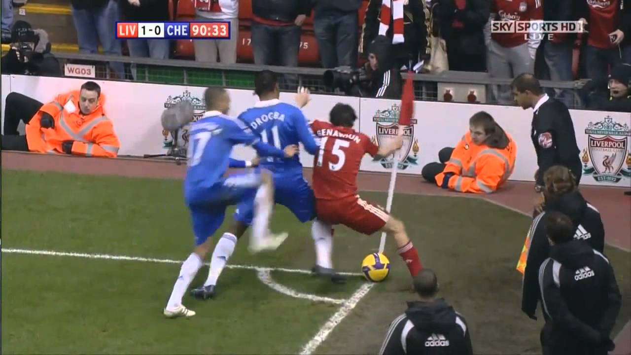 Tình huống chơi xấu kinh điển của Bosingwa với Benayoun