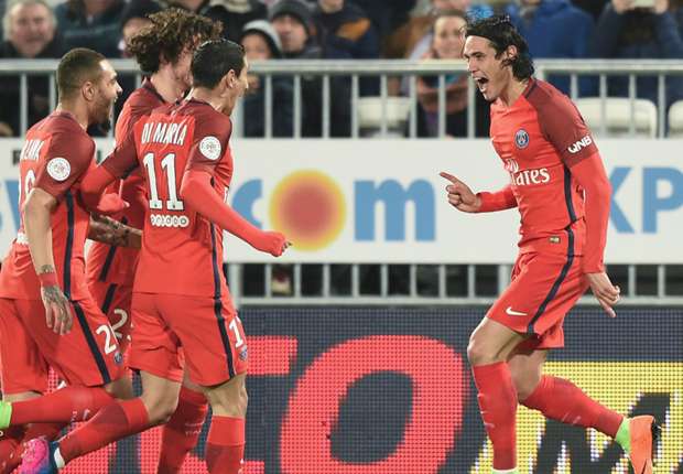 Ghi bàn ầm ầm, Cavani khiến tất cả "ngả mũ"