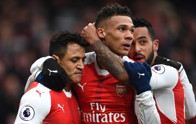 Kieran Gibbs may mắn thoát thẻ đỏ trước Hull