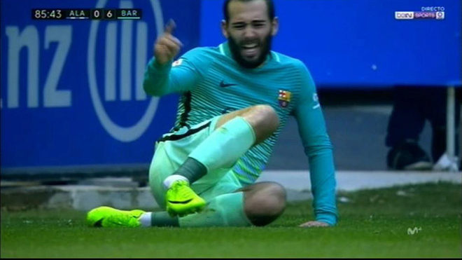 Cú sốc: Sao Barca chấn thương ghê rợn, gãy cổ chân