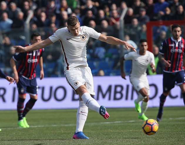 Dzeko hỏng ăn phạt đền, Roma vẫn thắng nhàn Crotone