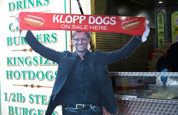 Klopp chuyển nghề bán thức ăn nhanh ngay trước Anfield 