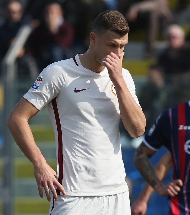 Ảnh bài viết Chùm ảnh: Đụng Crotone, Dzeko suýt trở thành tội đồ