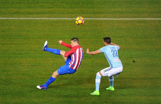 Ảnh bài viết Chùm ảnh: Torres lập siêu phẩm, Atletico nhọc nhằn vượt ải Celta Vigo