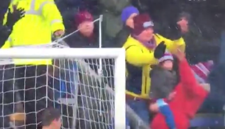 Ảnh bài viết Hành động anh hùng của một CĐV (Burnley vs Chelsea)