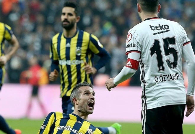 Van Persie trả giá vì trêu ngươi đồng đội cũ Arsenal
