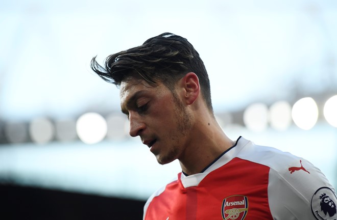 Ảnh bài viết Arsenal đang mắc kẹt với 'ngôi sao nửa mùa' Mesut Oezil