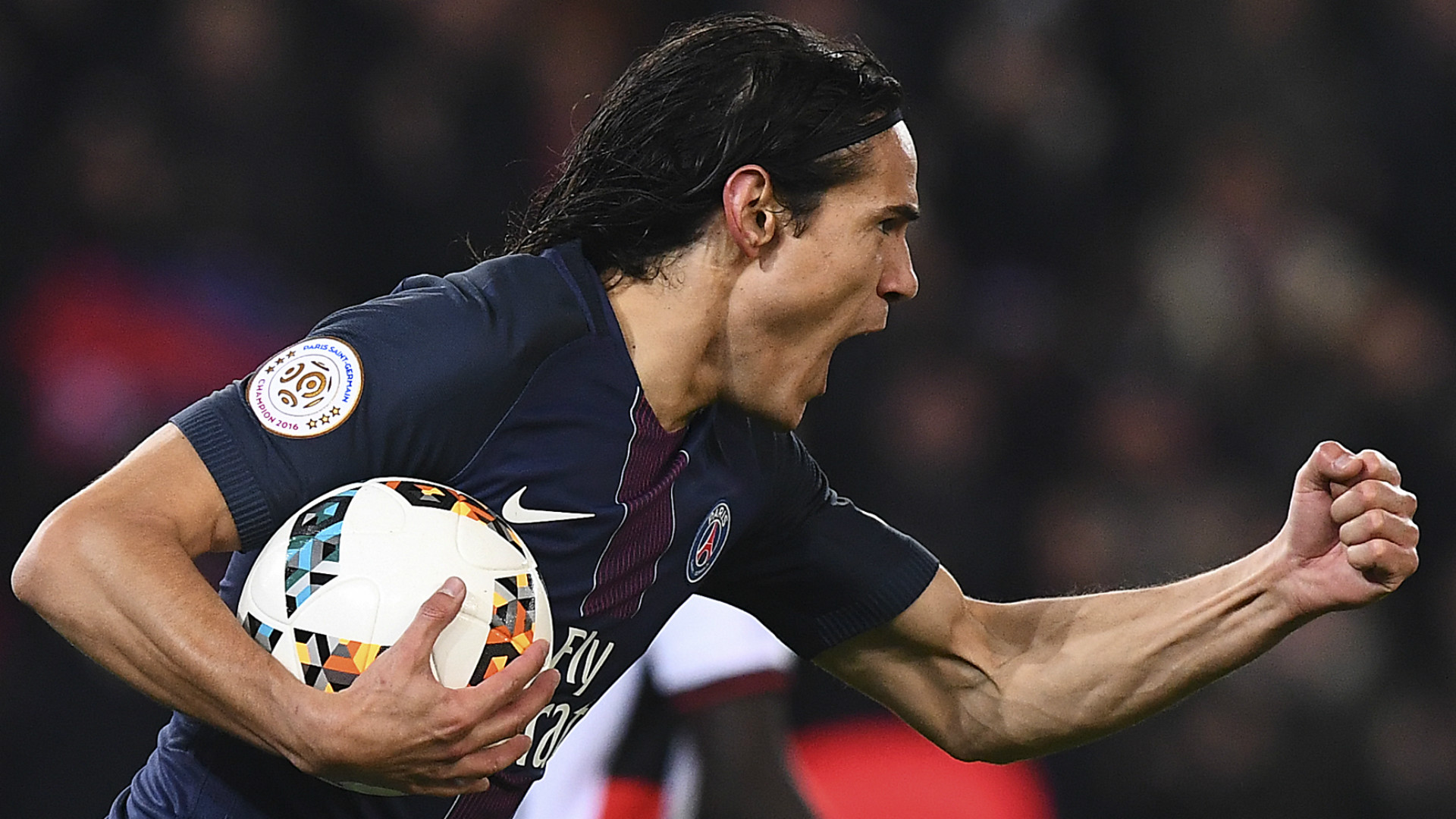 Cavani là tiền đạo hay hơn Suarez?