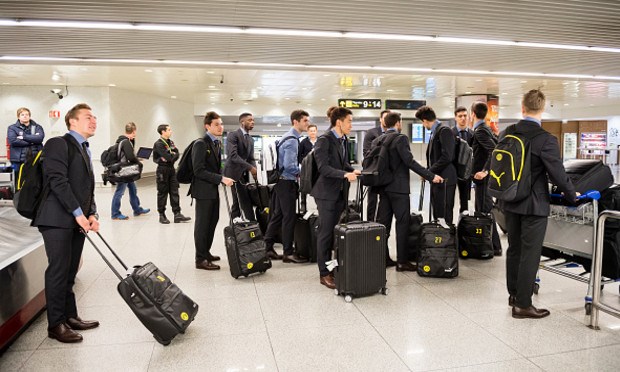 Ảnh bài viết Chùm ảnh: Dàn soái ca của Dortmund bị 'bao vây' khi đặt chân tới Bồ