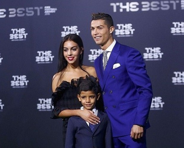 Ronaldo đến với Georgina Rodriguez vì bị phụ tình