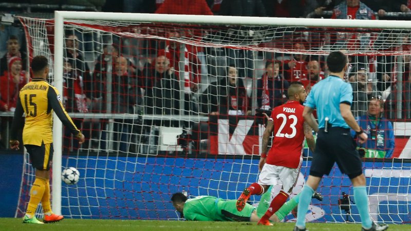 Arjen Robben vẽ nên đường cong tuyệt hảo khiến David Ospina bất lực