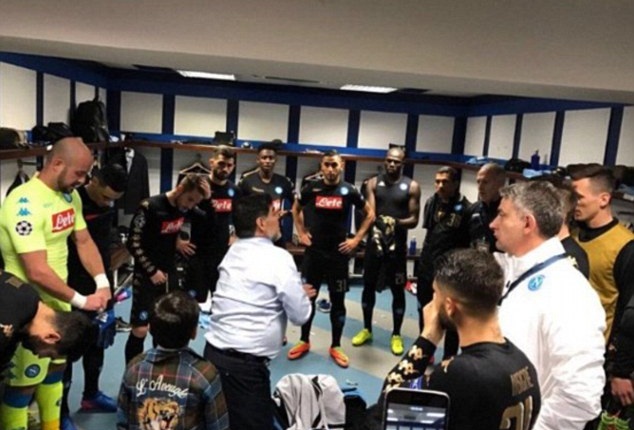 Maradona vào tận phòng thay đồ "tiếp lửa" dàn sao Napoli