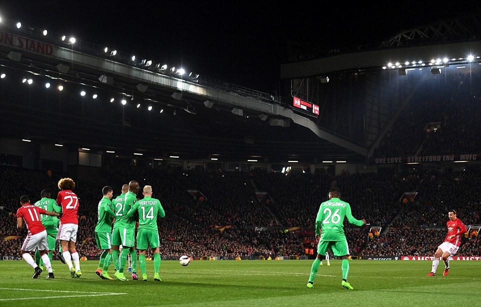 Siêu Ibra lập hat-trick, Man United hủy diệt Saint-Etienne