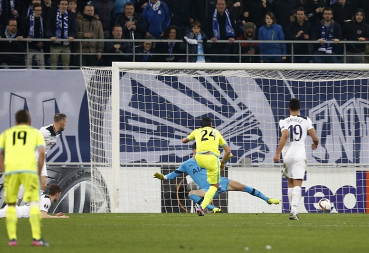 Lượt đi vòng 32 đội Europa League: Tottenham thua sốc; Schalke, Roma, Lyon đại thắng