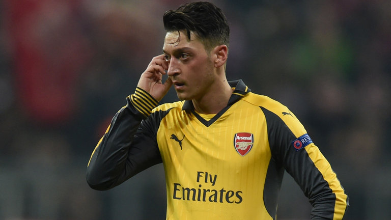 Ảnh bài viết Mesut Oezil như vật tế thần ở Arsenal