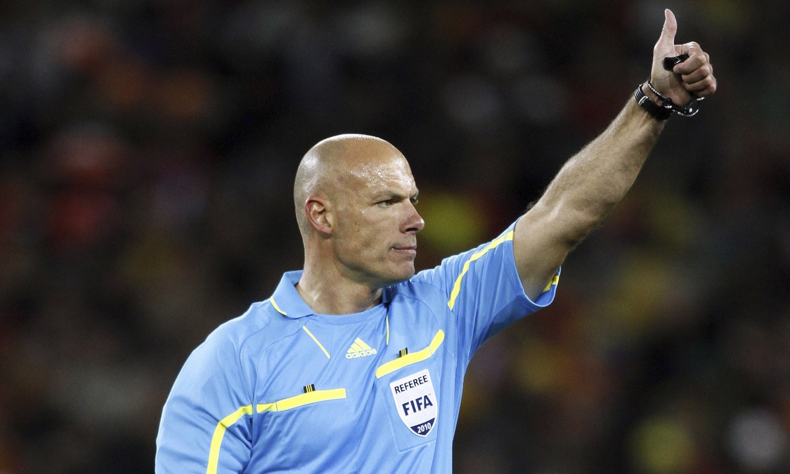 Ảnh bài viết Sốc: FA xem xét cấm trọng tài để râu, xăm hình