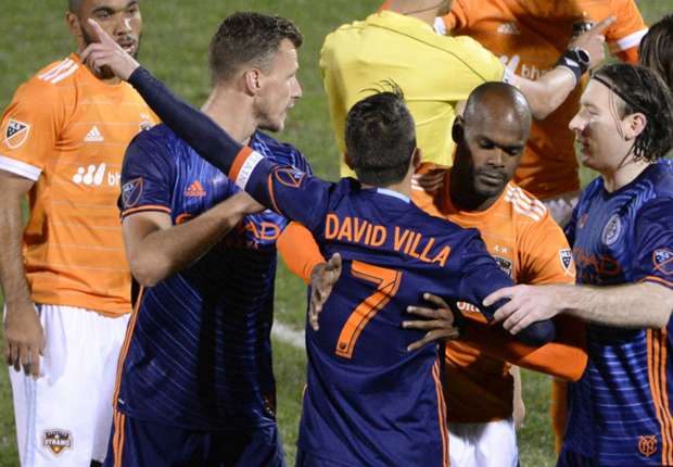 Trọng tài dùng công nghệ đuổi David Villa