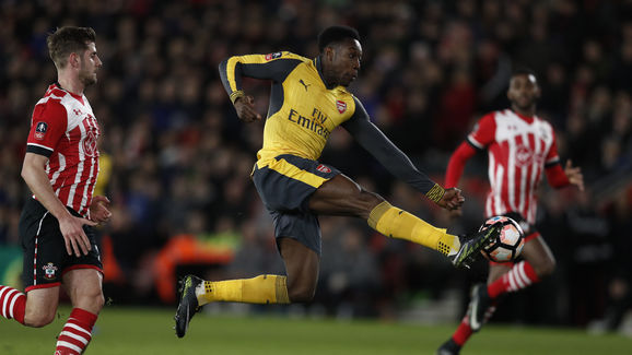 Chê sân xấu, Welbeck từ chối đá cho Arsenal