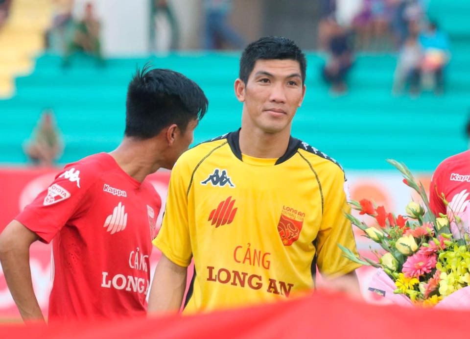 Long An đình chỉ và cắt lương thủ môn diễn trò lố ở V.League
