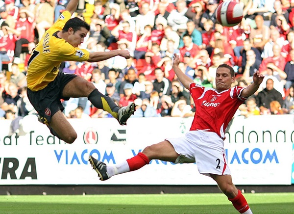 Ảnh bài viết Van Persie và cú volley tuyệt diệu vào lưới Charton