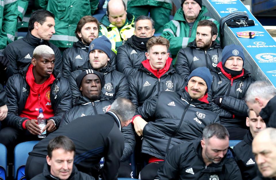 Vì Champions League, Man Utd nên "bỏ tép, bắt tôm"