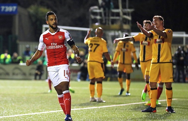 Walcott chạm kỉ lục, Arsenal nhẹ nhàng hạ Sutton