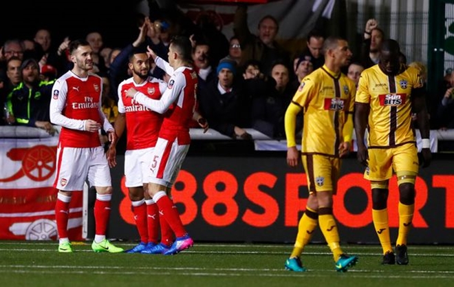 Walcott lập cột mốc đáng nhớ sau trận thắng Sutton
