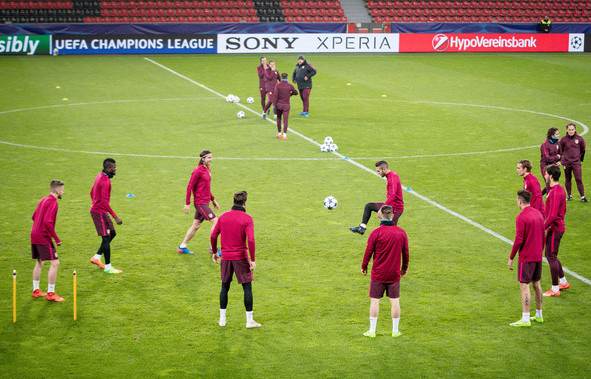 Diego Simeone xỏ giày ra sân tập cùng các học trò