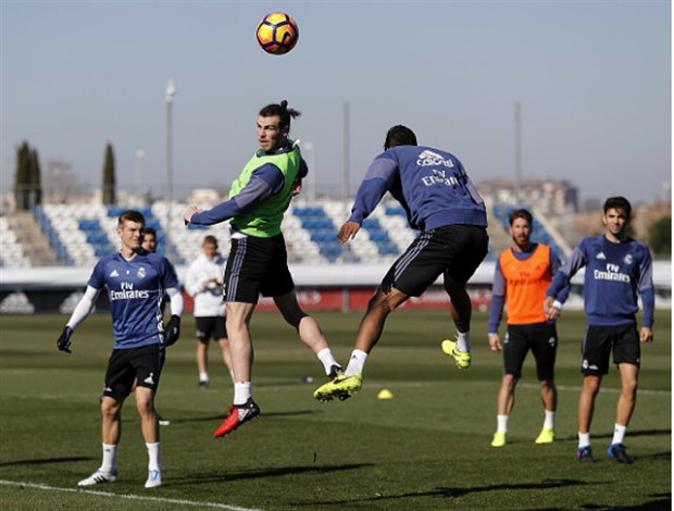 Ronaldo phân rõ ranh giới với Bale trên sân tập của Real 