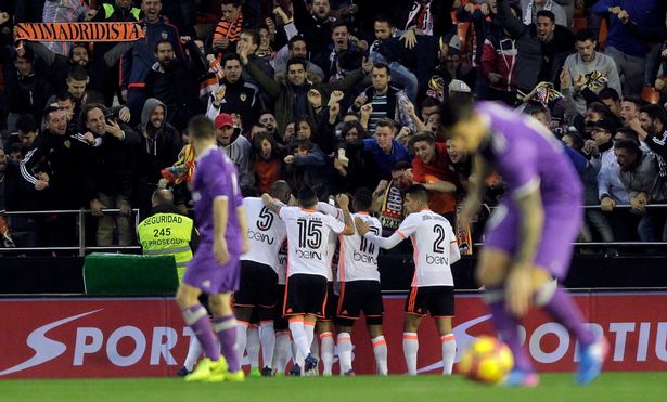 Địa chấn ở Mestalla, Kền kền gục ngã trước Bầy dơi trong trận đá bù