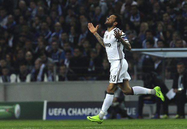 Ghi 2 bàn trong 2 phút, Juve đánh bại 10 người của Porto ngay trên sân khách