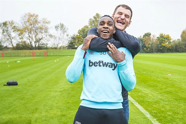 Chùm ảnh: Nhà vô địch UFC tấn công sao West Ham trên sân tập