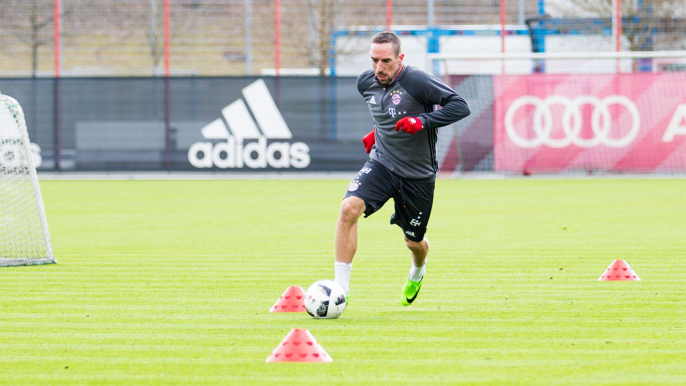 Chùm ảnh: Ribery trở lại và nỗ lực hết mình trên sân tập