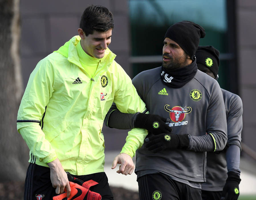 Ảnh bài viết Costa 'tình tứ' với Courtois trên sân tập