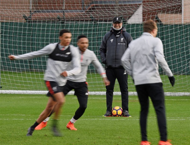 Chùm ảnh: Đối thủ gặp chuyện, Klopp tươi rói quan sát Liverpool tập luyện