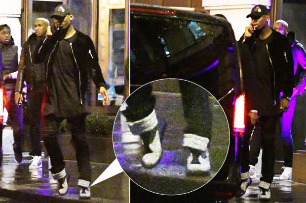 Pogba đến nhà hàng ăn tối mừng chức vô địch