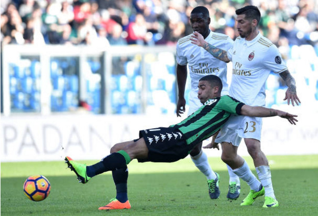 Trọng tài tặng 3 điểm cho Milan, Inter thua muối mặt trước Roma