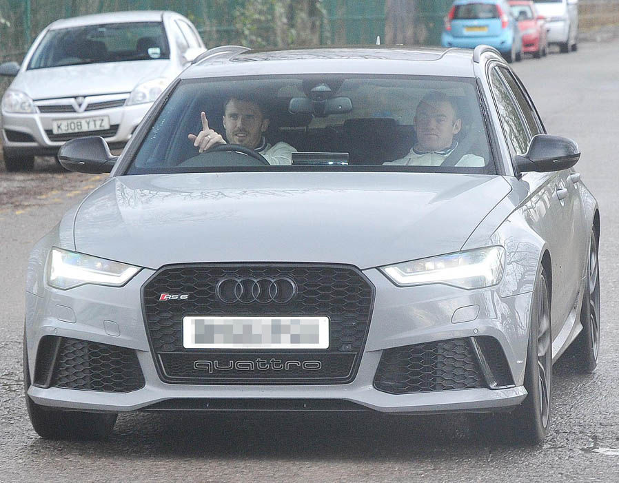 Ảnh bài viết Chùm ảnh: Carrick đưa Rooney đến sân tập sau chức vô địch Cúp liên đoàn